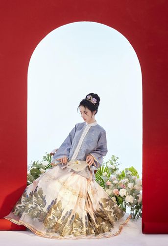 圖3：《夢(mèng)幻花園》限定NPC廖青蕪聯(lián)名漢服